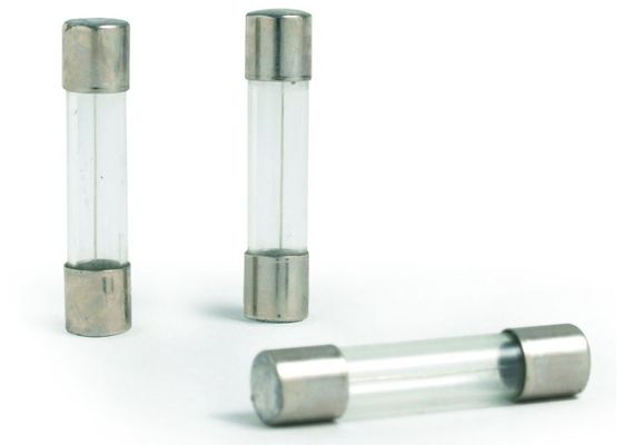 να ενεργήσει χτυπήματος 6.35x30mm η γρήγορη γρήγορη θρυαλλίδα 6.3Amp 250VAC 125VAC σωλήνων γυαλιού αυτοκινήτων για το ευθύγραμμο PCB τοποθετεί το συνδετήρα κατόχων θρυαλλίδων