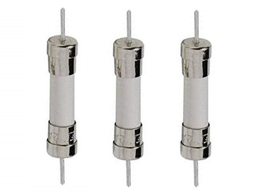 Η υψηλή σπάζοντας ικανότητα 6.35x32mm κυλινδρική κεραμική σύνδεση 10A 250V 6x30mm θρυαλλίδων σωλήνων χρονικής καθυστέρησης επιβραδύνει το χτύπημα για το φωτισμό